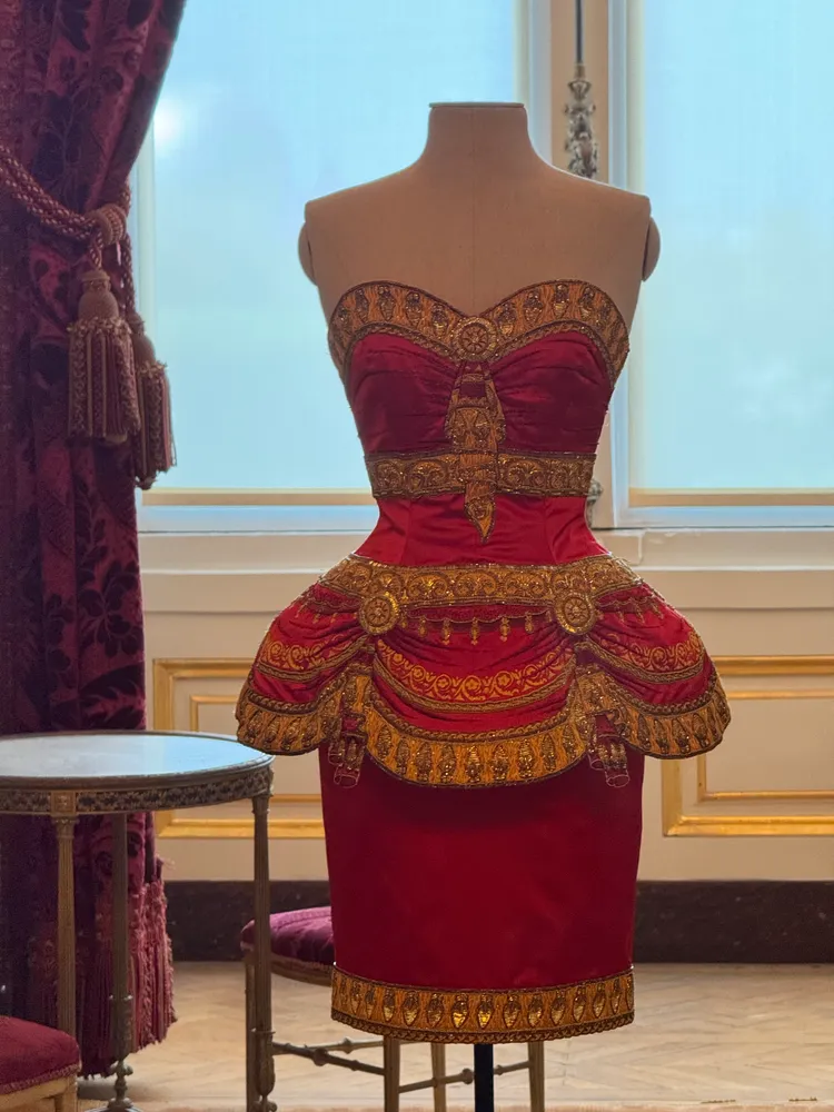 20. CHANEL：1987 年 Karl Lagerfeld 作品，以紅與金呼應 19 世紀劇院氛圍。