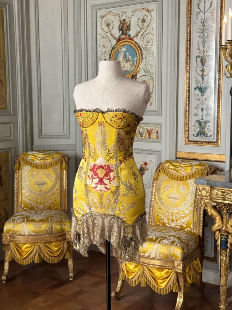 21. VERSACE：作品與身後 18 世紀椅子融為一體。