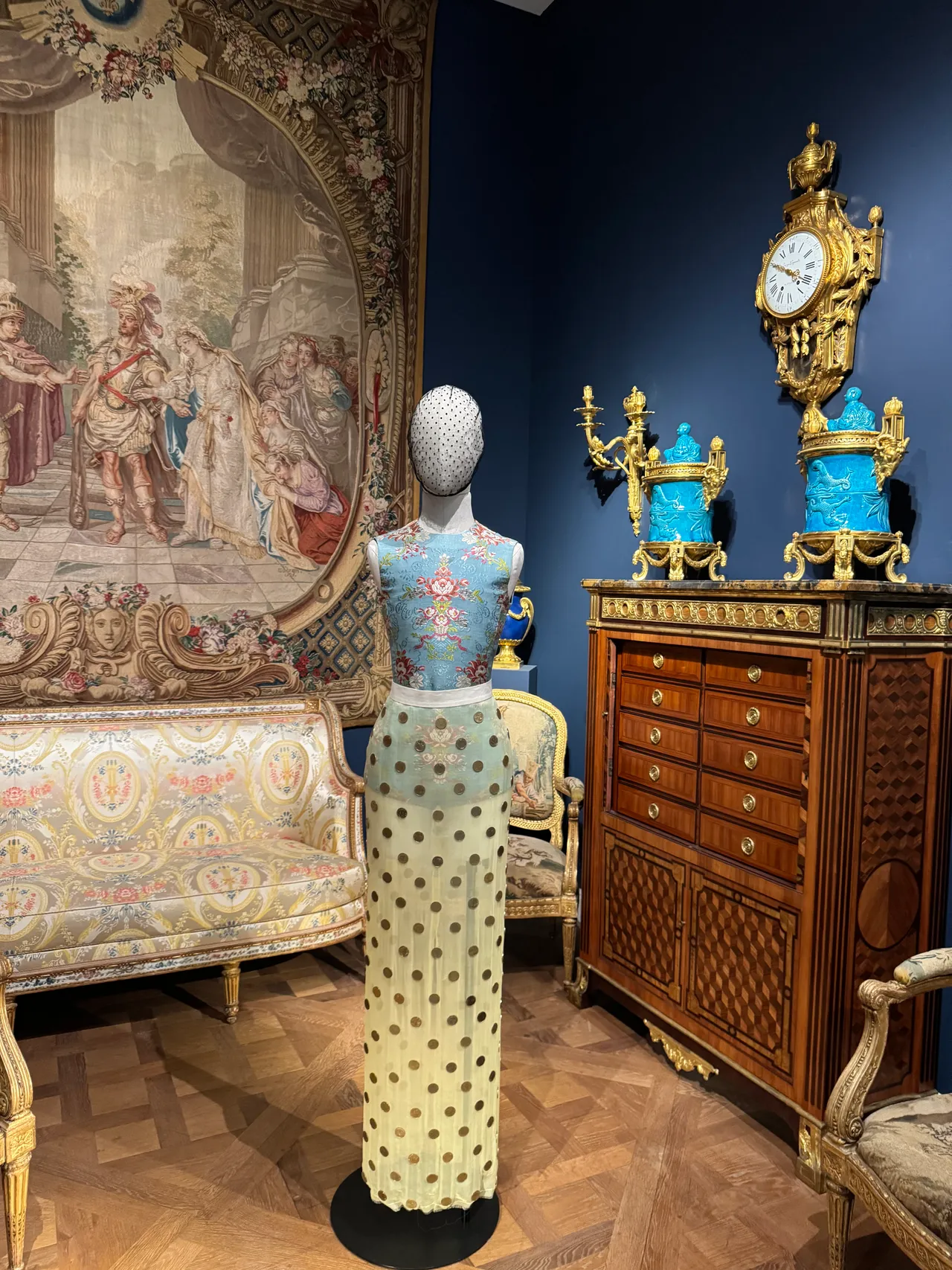 27. MAISON MARGIELA :作品搭配孔雀藍擺件,呼應 18 世紀裝飾藝術中的常見圖樣。