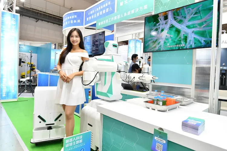 工研院推出「智慧運載機器人」協助醫材運送。工研院提供