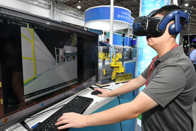 工研院開發「數位雙生巨型龍門焊接機器人」，整合虛實模擬、遠距調機與12軸協同控制系統。工研院提供