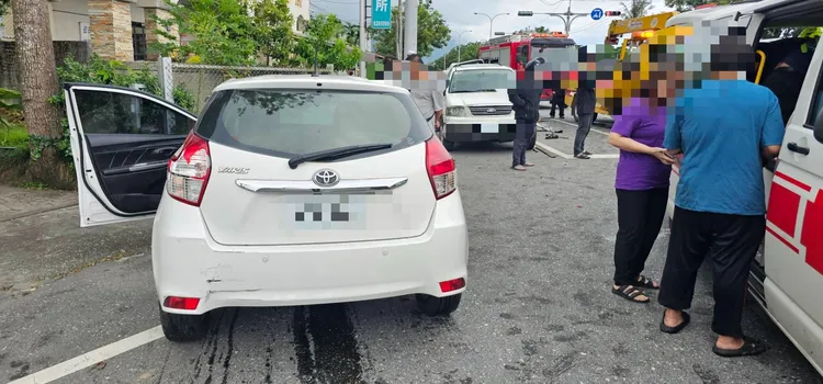 闖禍的白色小客車。民眾提供