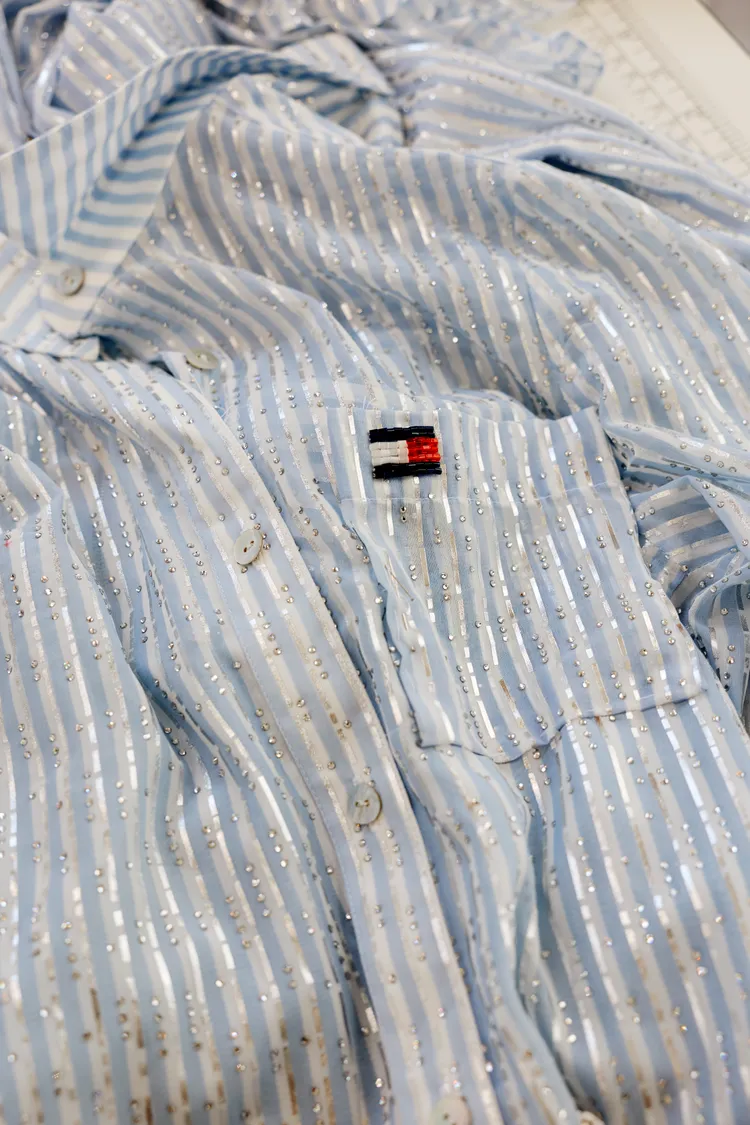 Ithaca襯衫裙外觀同樣以手工縫製的亮片與水晶點綴出超閃視覺。品牌提供