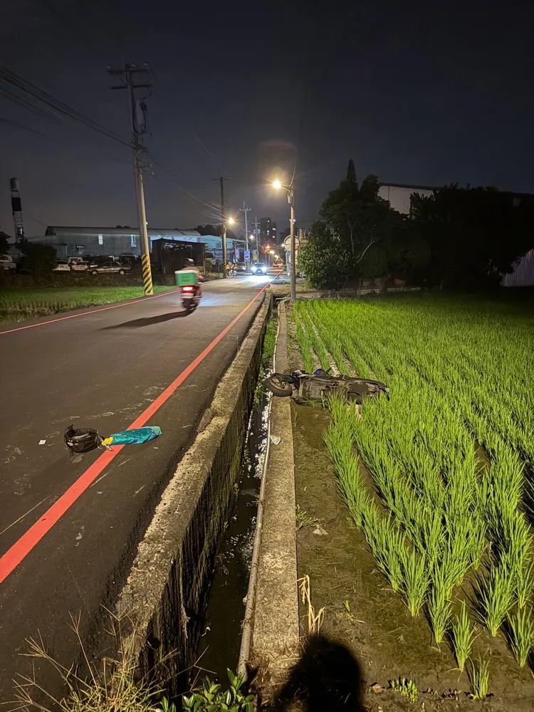 謝姓男子連人帶車衝進稻田內，送醫不治。民眾提供