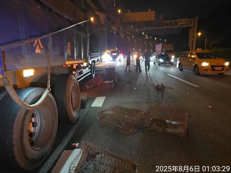 大貨車後方鐵籠貨物因撞擊而掉落國道，導致後方4車受到牽連受損，所幸無人受傷。翻攝畫面