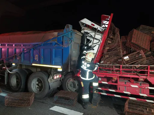 國道大貨車追尾砂石車「車頭凹陷」1死1傷 掉落物噴飛砸4車