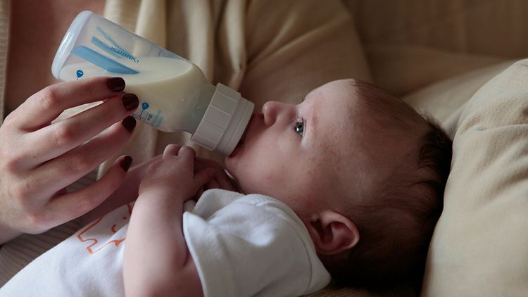 媽媽餵爭議！　專家：配方奶乳糖不可與飲料蔗糖混為一談