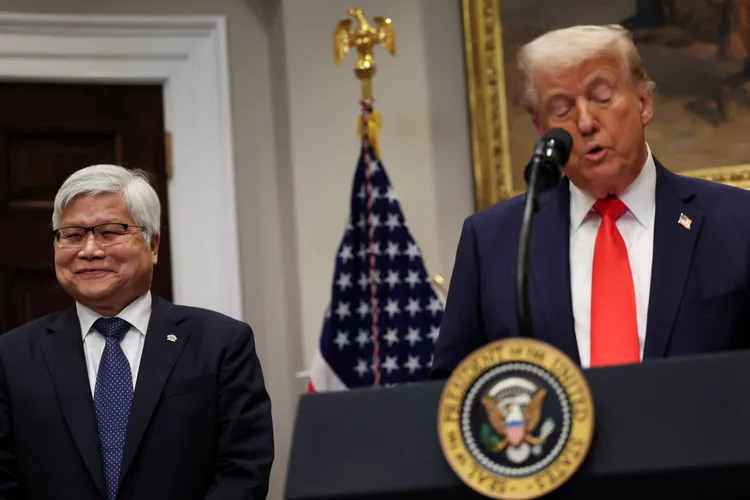 《鏡週刊》報導，知情人士透露，美國總統川普（右）鎖定台積電，讓台積電董事長魏哲家非常為難。路透社