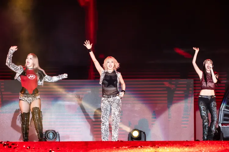 CL（左起）、孔旻智、Dara嗨爆台中。讀者提供