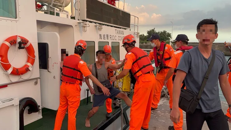 海巡人員平安將遊客送返東港碼頭。翻攝畫面
