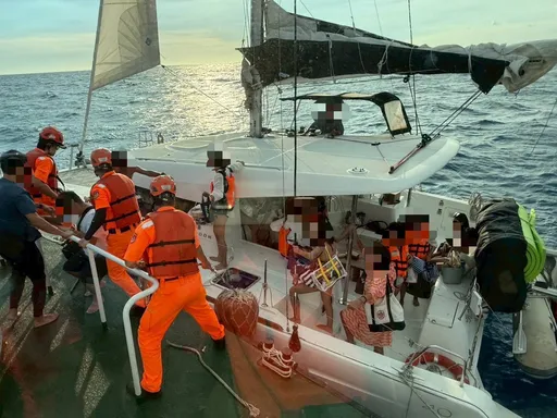 小琉球海域游艇失动力 高雄海巡即刻驰援!17游客返东港