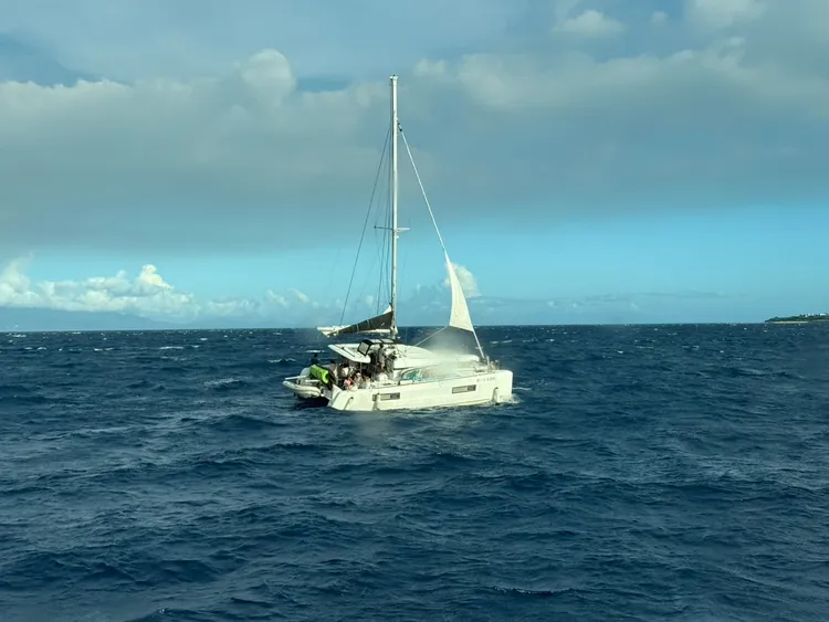 遊艇於小琉球花瓶岩北方約1浬處機械故障失去動力。翻攝畫面