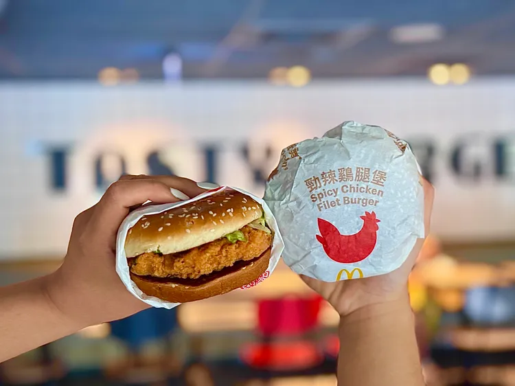 連續兩週「雙鷄99」優惠，下週「勁辣鷄腿堡」單點兩件只要99元。麥當勞提供