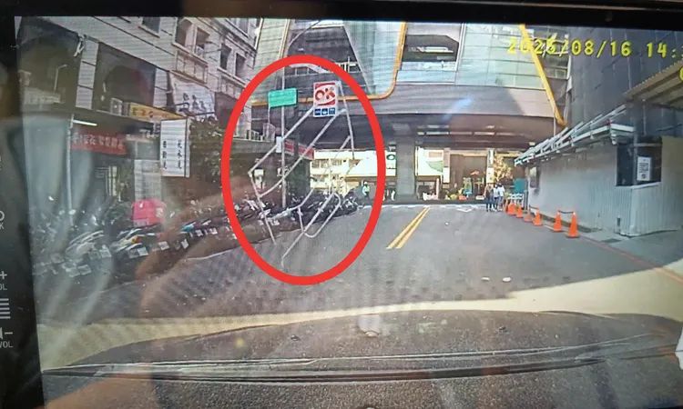 施工架掉在車子前方約2公尺處再彈起，所幸未傷及人車。朱先生提供