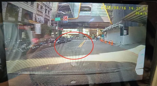 台中工地鹰架从天降!差2公尺砸车 挨罚1.8万限期改善