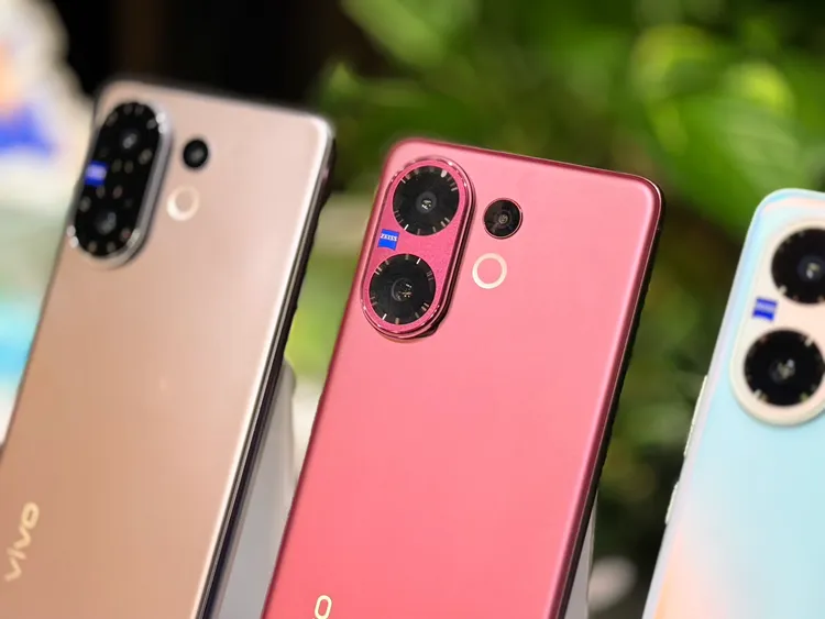 V60首度導入蔡司超級長焦鏡頭，加入遠距舞台模式。趙筱文攝