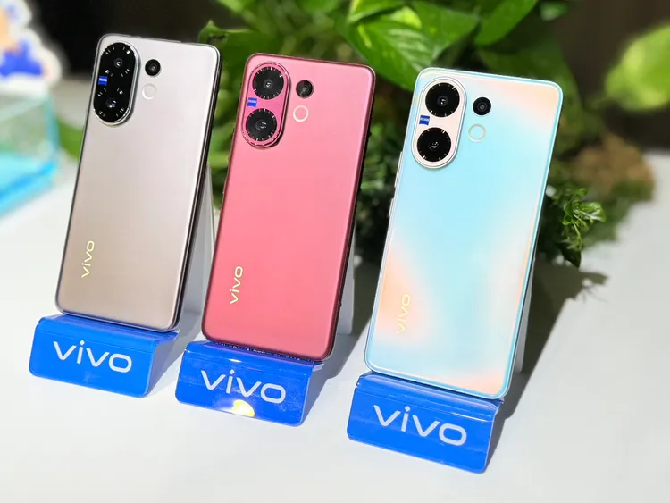 V60共有空靈灰、甜莓紫與靜夏藍三色。趙筱文攝