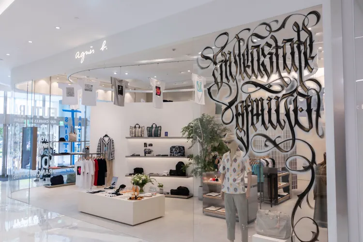 台灣藝術家Creepy Mouse招牌英式哥德體書法搶先運用到門市設計。品牌提供