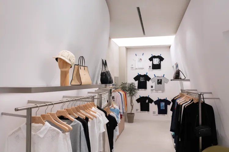 邀請17位藝術家創作出充滿個人風格的藝術T恤。品牌提供