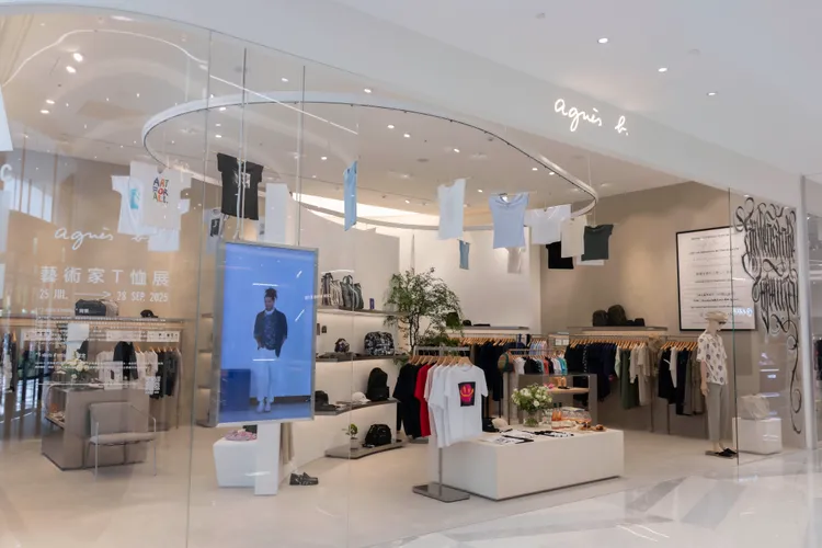 agnès b.位於DREAM PLAZA的門市舉辦《Artist Tee Exhibition》。品牌提供