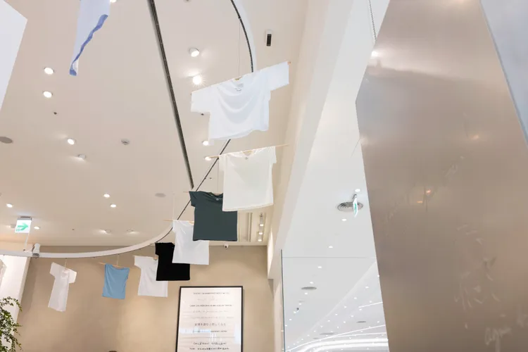 邀請17位藝術家創作出充滿個人風格的藝術T恤。品牌提供