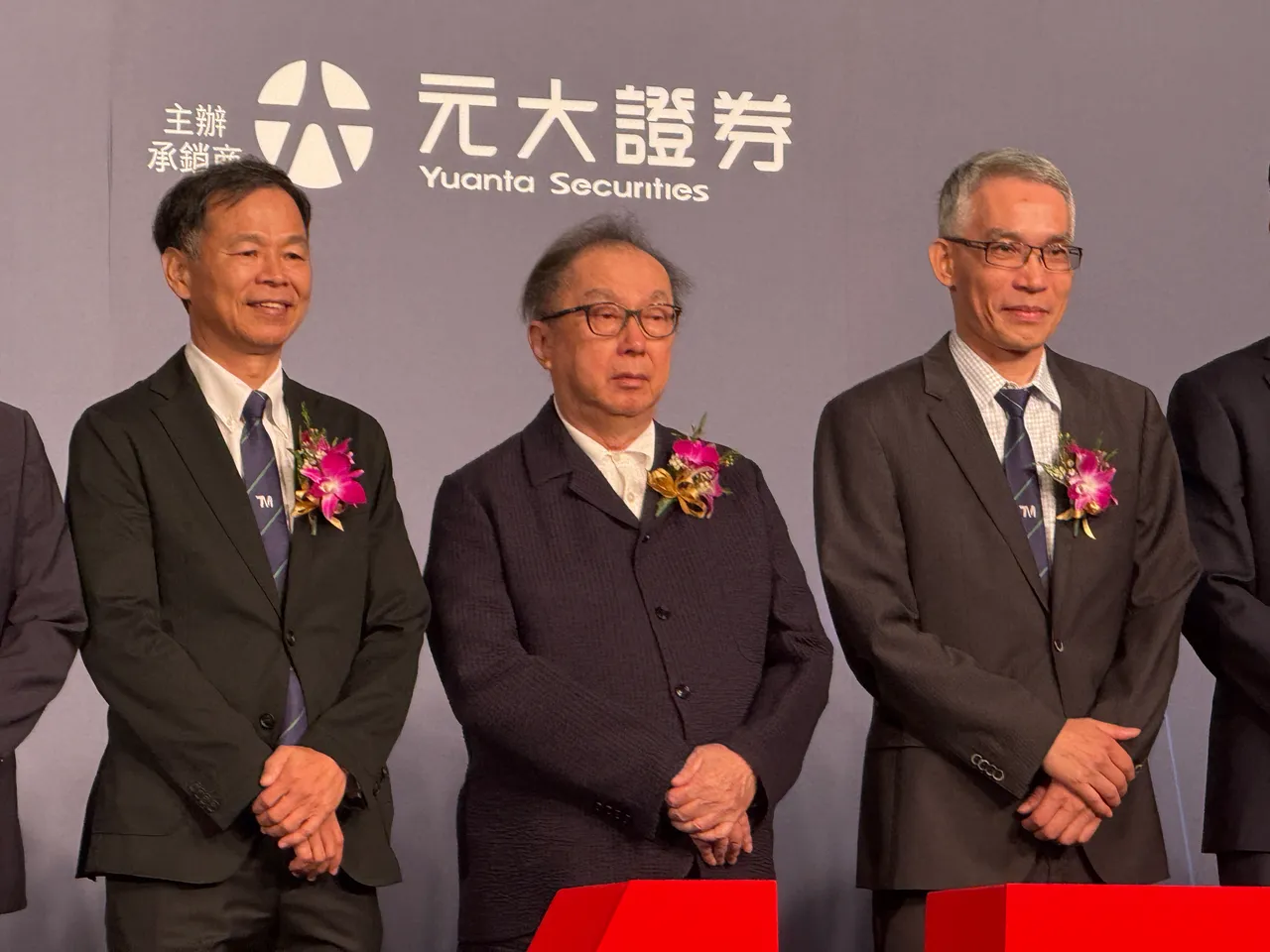 由左至右分别为:达明机器人董事长何世池、广达董事长林百里、达明机器人总经理陈尚昊。吕承哲摄