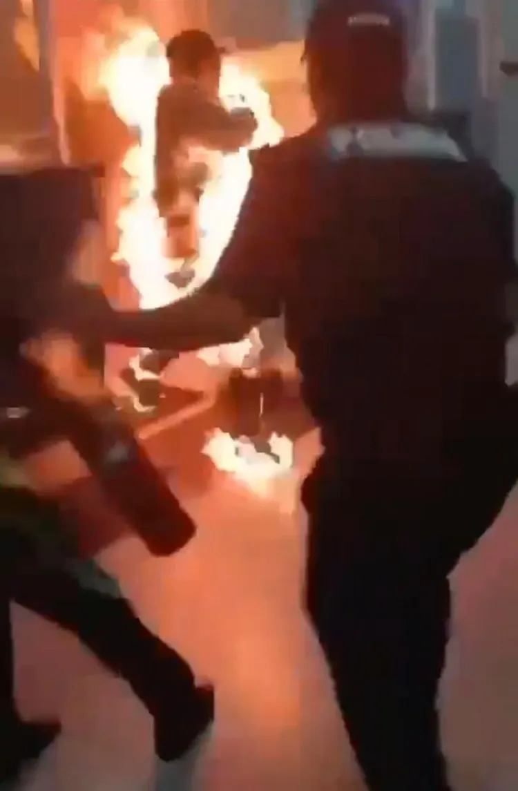 警消趕緊幫他滅火。翻攝自X