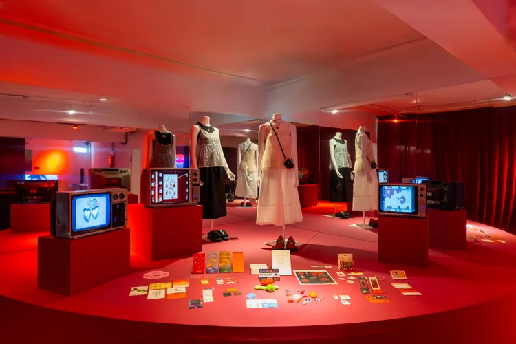 Theater B展示了歷年設計的周邊小物、飾品。品牌提供