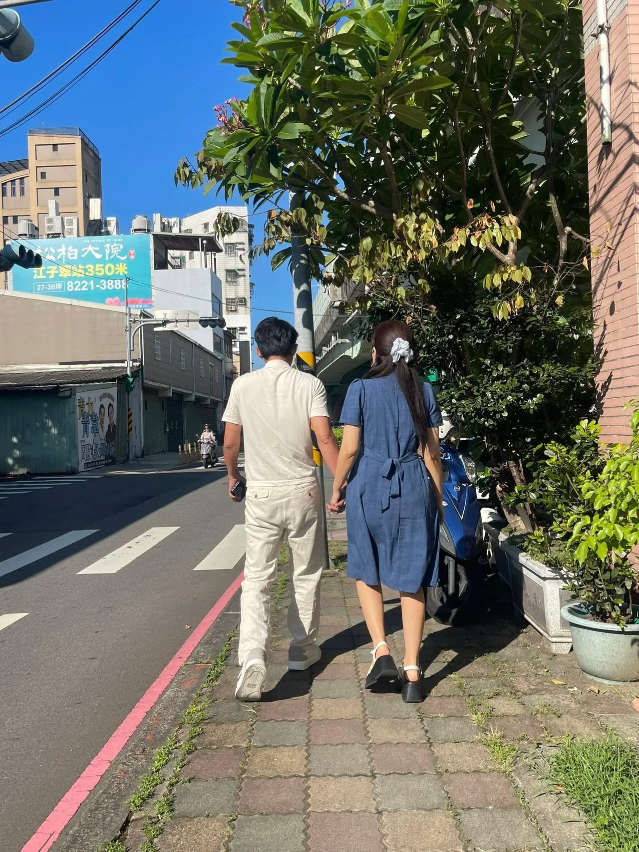 民众党主席黄国昌身穿白色POLO衫、白裤与白鞋,与身著蓝色洋装的妻子一同投票。翻摄自黄国昌脸书