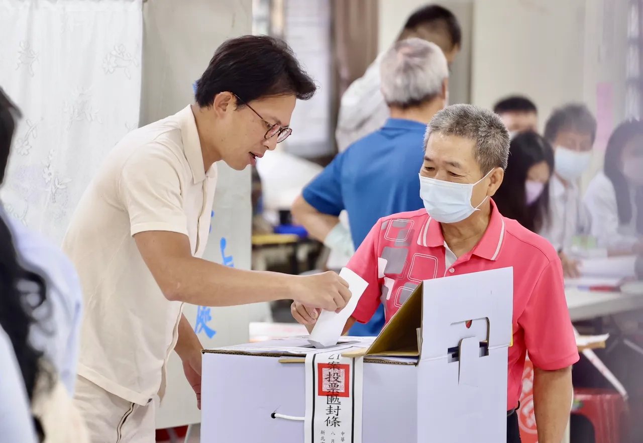 民众党主席黄国昌上午8时身现身新北市板桥港嘴市民活动中心完成投票。庄宗达摄