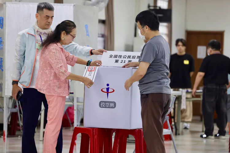 民眾於板橋港嘴市民活動中心投公投票。莊宗達攝
