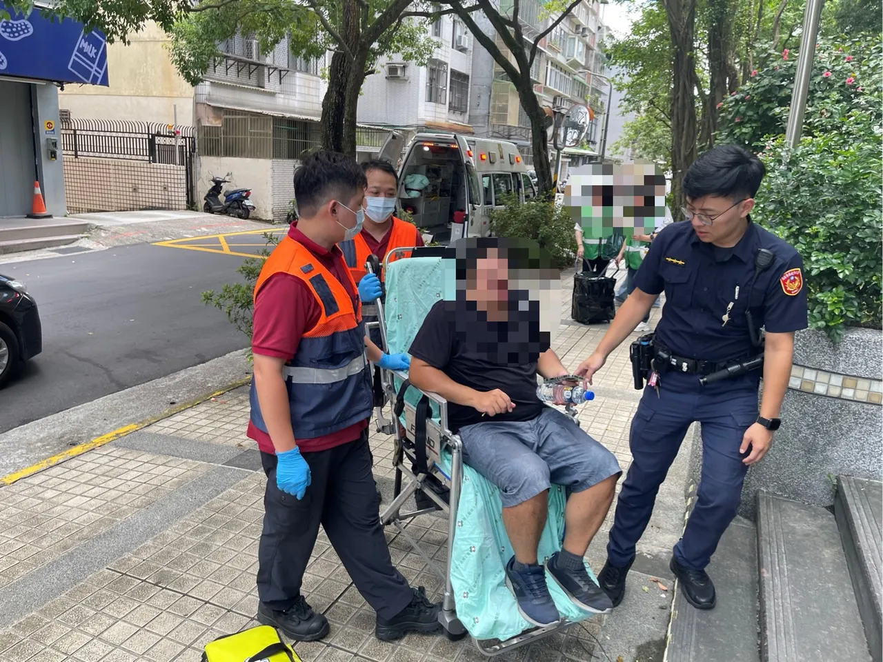 警方协助外送员送医。警方提供