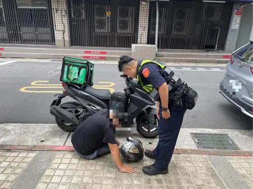 「吳柏毅」 外送員不敵酷熱天氣 派出所前倒地!警衝出將他送醫