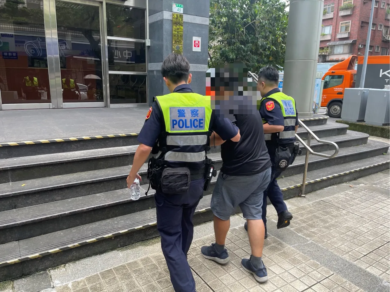 员警将外送员搀扶进所内。警方提供