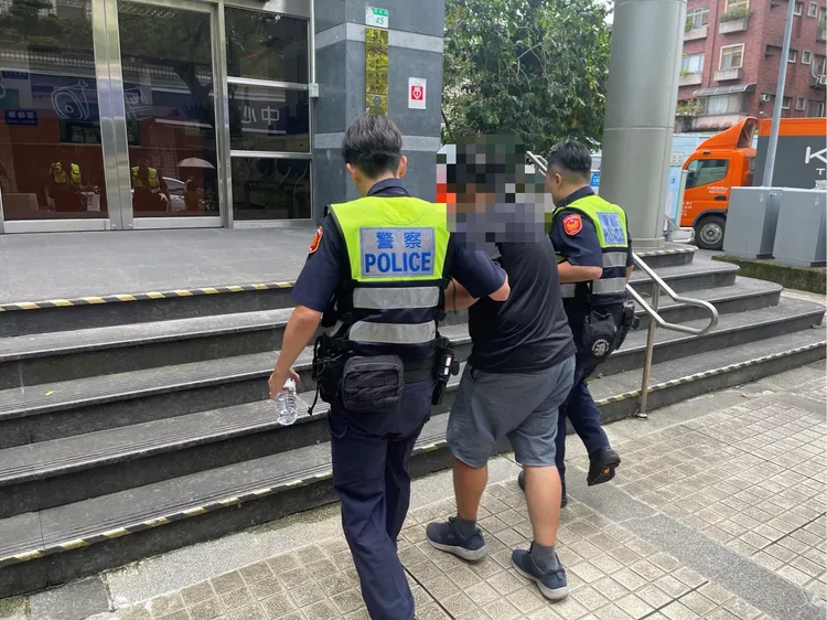 員警將外送員攙扶進所內。警方提供
