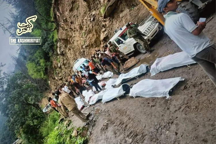 罹難者蓋上白布。翻攝自X