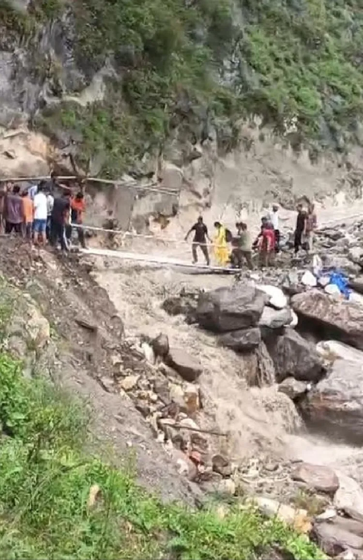 朝聖之路有許多人趕路。翻攝自X