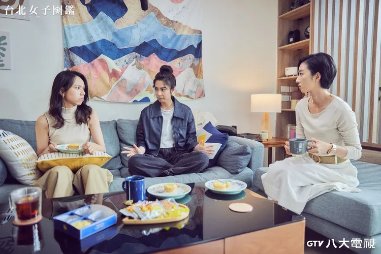 林思宇（中）詮釋成熟階段，身邊的「姐姐們」是她學習對象。八大提供
