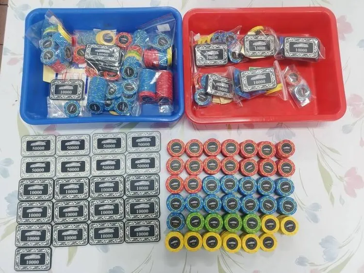 警方查扣大批籌碼等證物。民眾提供