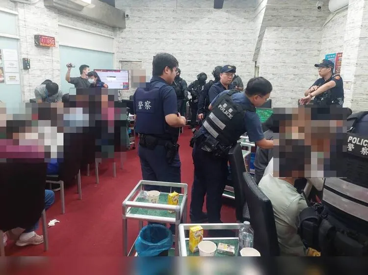 岡山警分局查獲桌遊店暗中經營百家樂賭場。民眾提供
