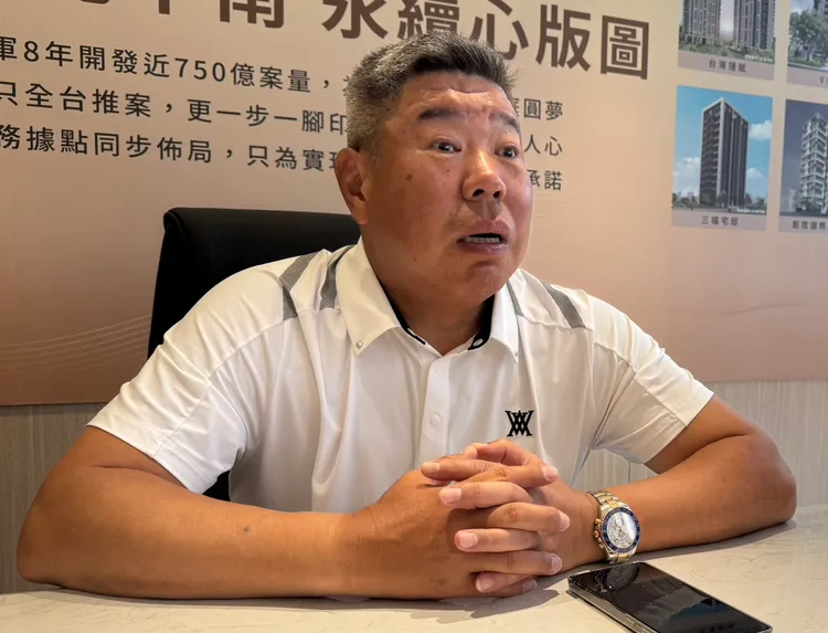 鉅陞建築團隊董事長褚學忠在嘉義市心打造地標建築。葉家銘攝