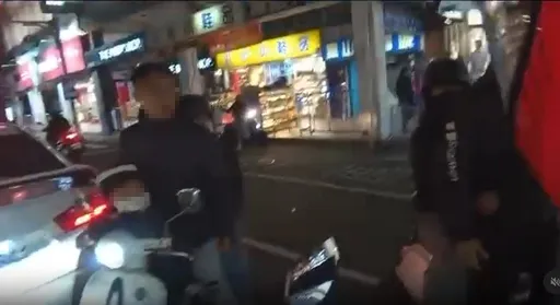 騎士不戴安全帽!連小孩也不戴就跨越雙黃線 波麗士大人要找你了