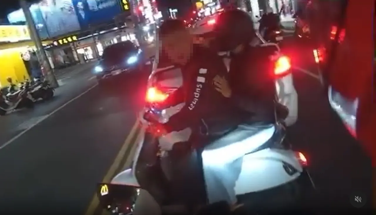 骑士未戴安全帽还横越双黄线。翻摄影片