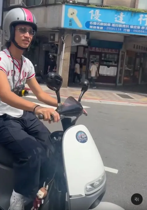 Ian摩托車上掛著與魏如萱一起去看展買的奈良美智公仔。shellyfu0825提供