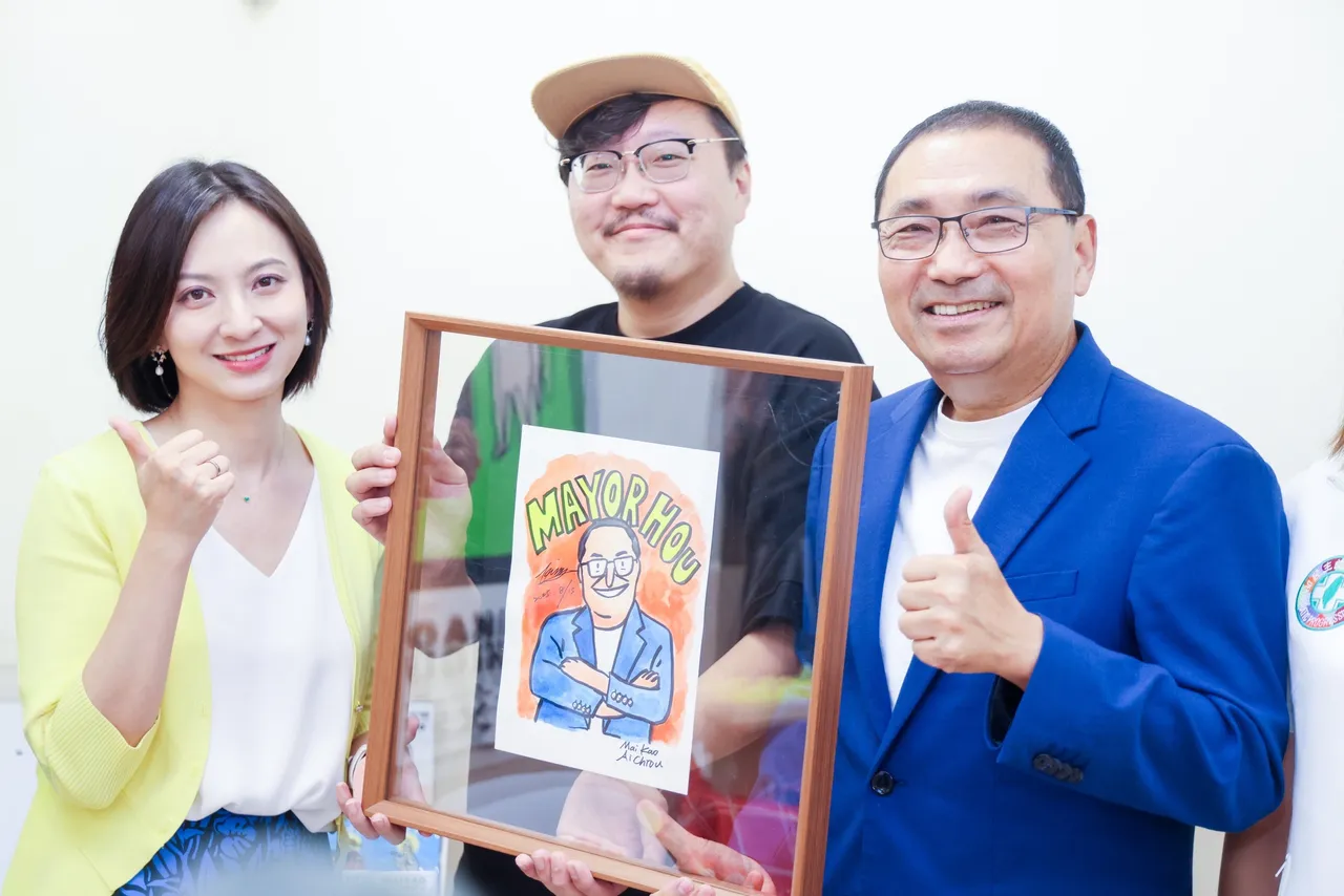新北市府期待让青年创作者从校园走进社区,使艺术文化与社区更紧密的连结,民众也能更容易接触艺术,左一为青年局长邱兆梅。新闻局提供