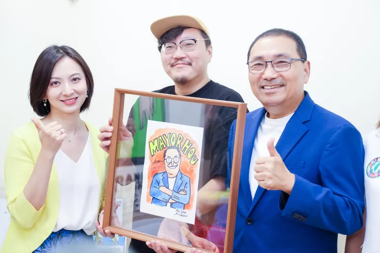 新北市府期待讓青年創作者從校園走進社區，使藝術文化與社區更緊密的連結，民眾也能更容易接觸藝術，左一為青年局長邱兆梅。新聞局提供