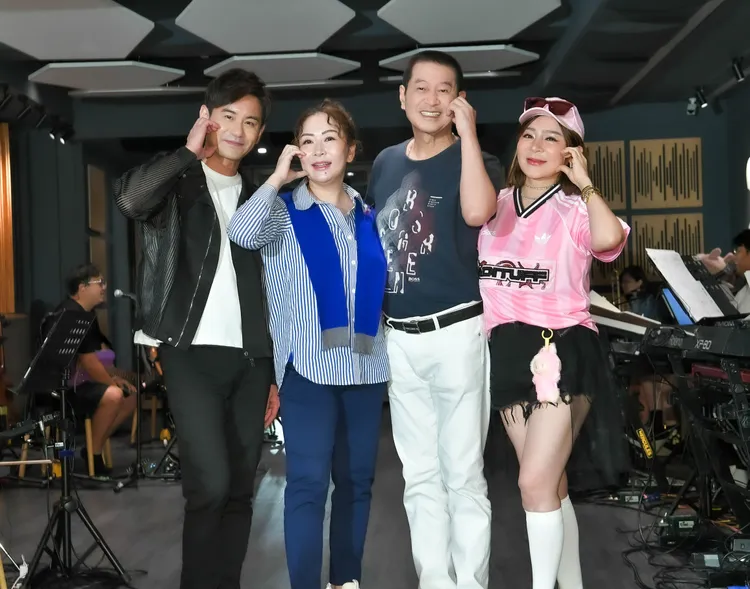 吳俊宏(左一)昨力挺親如姐姐的張秀卿演唱會彩排。