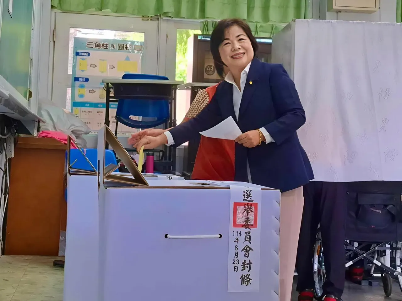 杨琼璎投下罢免案及公投票,表示今天最高兴的就是陪父母投票。翻摄杨琼璎脸书