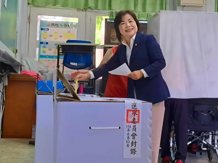 楊瓊瓔投下罷免案及公投票，表示今天最高興的就是陪父母投票。翻攝楊瓊瓔臉書