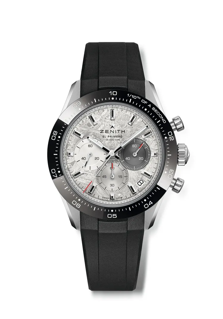 腕錶標配拋光與緞面交錯修飾的精鋼鍊帶，另附贈一條黑色橡膠錶帶。品牌提供